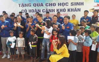 Đội U.19 Tuyển chọn Việt Nam thăm và tặng quà trẻ em nghèo