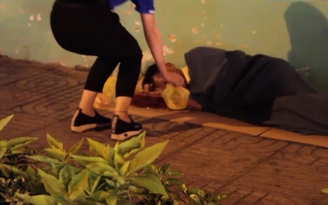 Fan Chelsea xuống đường trong đêm giúp người vô gia cư ấm lòng