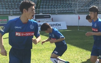 Cách khởi động lạ lẫm của cầu thủ trẻ đến từ Nhật Bản