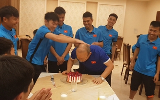 Xuân Trường “chơi xấu” thầy Park trong sinh nhật Xuân Mạnh