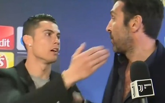 Ronaldo ôm chặt an ủi khi Buffon đang quyết liệt chỉ trích trọng tài