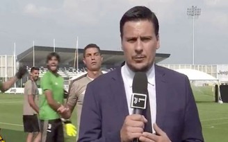 [HÀI HƯỚC] Ronaldo đùa “lầy lội” với phóng viên truyền hình