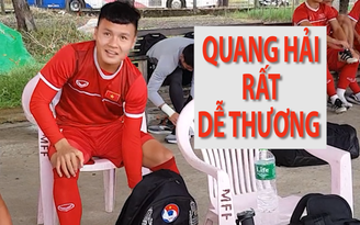Tiền vệ Quang Hải dễ thương bắt chuyện với phóng viên