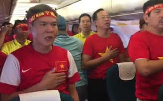 CĐV Việt Nam hào hùng hát quốc ca trên máy bay sang Malaysia