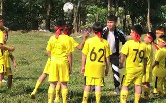 Nguyễn Quang Hải chơi bóng và tặng cúp cho fan nhí bị ung thư