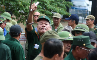 Kinh hoàng, nhiều người mặc quân phục "đòi" vé trước cổng VFF