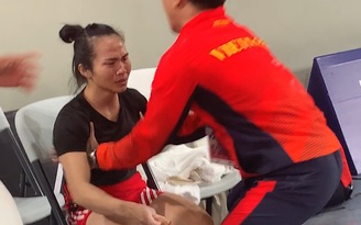 VIDEO HOT - Vương Thị Huyền tưởng nhớ cha, bật khóc ngay khi giành HCV cử tạ