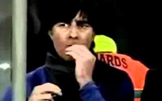 Rùng mình xem thói quen...nhấm nháp chất thải của HLV Joachim Loew