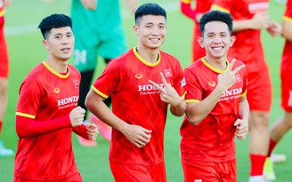 Đội tuyển Việt Nam tập thế nào ở mặt sân đẹp như Ngoại hạng Anh?