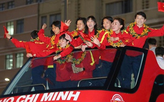 Hình ảnh từ xe buýt hai tầng diễu hành cùng tuyển thủ bóng đá nữ Việt Nam