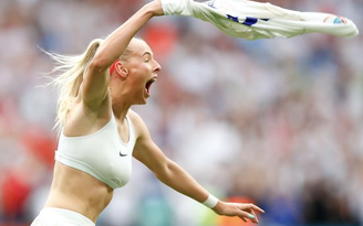 Highlights Anh 2-1 Đức: Nữ cầu thủ xinh đẹp cởi áo ăn mừng vô địch châu Âu