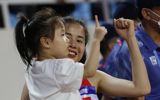 Xúc động cảnh Nguyễn Thị Huyền ăn mừng huy chương vàng cùng con gái