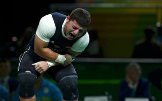 Lực sĩ 20 tuổi hét lên đau đớn vì trật khuỷu tay khi thi cử tạ Olympic