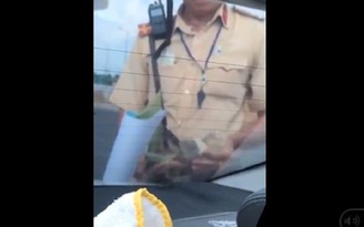[VIDEO] CSGT Rạch Chiếc cầm tờ xanh gây xôn xao, dân mạng muốn xác minh làm rõ