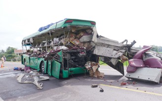 Xe tải và xe khách tông nhau, 5 hành khách tử vong, 6 người bị thương
