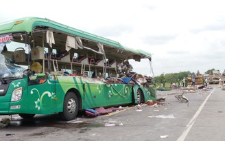 Tai nạn nghiêm trọng ở Bình Định, 5 người chết: Lưỡi máy ủi 'xé' hông xe khách