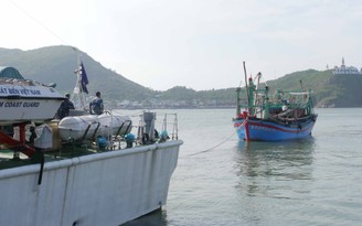 Tàu Cảnh sát biển cứu 7 ngư dân gặp nạn