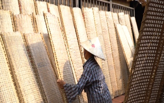 Về làng cổ bên sông Như Nguyệt xem cách làm bánh đa nem nức tiếng Bắc Giang