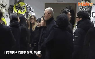 Bạn gái cũ bật khóc tại lễ tang Jonghyun