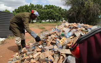 Người tị nạn học tái chế 've chai' nhựa