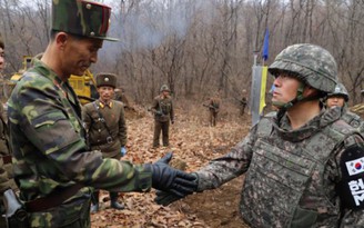 Binh lính Hàn - Triều bắt tay xây đường nối liền 2 miền