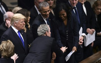 Cựu Tổng thống Bush 'con' lại dúi kẹo cho bà Michelle Obama
