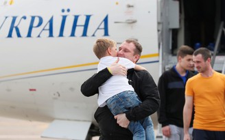 Cảm động cha con đoàn tụ trong dịp Nga - Ukraine trao đổi tù nhân