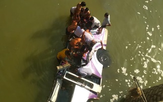Xe buýt đi đám cưới rơi xuống sông, ít nhất 24 người chết ở Ấn Độ