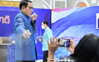 Bất ngờ thủ tướng Thái Lan xịt nước sát khuẩn vào mặt phóng viên