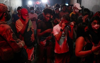 Cảnh sát lăm lăm tiểu liên phá tiệc 600 người giữa lúc dịch Covid-19 hoành hành Brazil