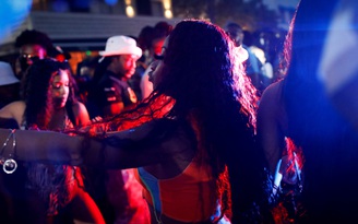 Bãi biển đông vui bị áp đặt giới nghiêm 8 giờ tối vì lo ngại Covid-19 tại Miami