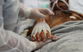 'Bàn tay ấm' giản dị giúp bệnh nhân Covid-19 không cô độc chống chọi tử thần