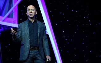 Vì sao có người muốn tỉ phú Jeff Bezos bay lên vũ trụ rồi thì đừng về nữa?