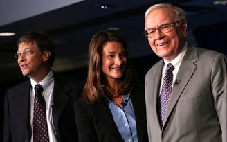 Tỉ phú Warren Buffett làm từ thiện thêm 4,1 tỉ USD nhưng rút khỏi quỹ của Bill Gates