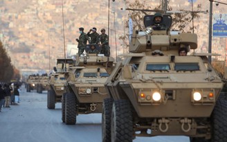 Với thiết giáp Mỹ, trực thăng Nga, Taliban rầm rộ duyệt binh