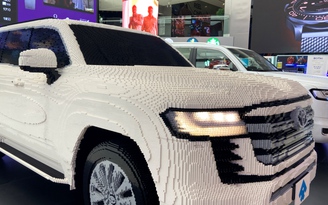Mê xe kiểu Dubai: ráp xe Land Cruiser kích thước thật từ khối Lego