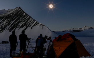 Nam Cực bất chợt tối sầm vì nhật thực toàn phần hiếm có