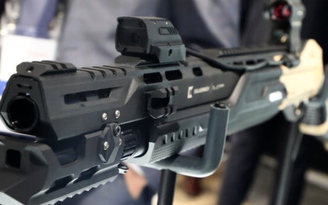 Nhà sản xuất súng AK bị tố 'trộm' thiết kế súng shotgun trong game