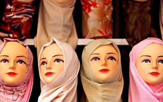 Xem cửa hàng tiếc rẻ cắt đầu ma-nơ-canh nữ sau lệnh của Taliban