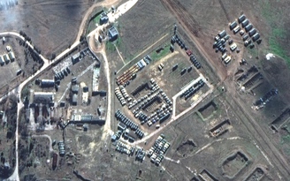 Ảnh vệ tinh cho thấy Nga tiếp tục triển khai quân gần biên giới Ukraine