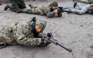 Mẹ 1 con Ukraine tập luyện cho cuộc chiến có thể xảy ra