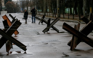 Thợ xây Kyiv chế 'nhím chống tăng' cản đường xe tăng Nga
