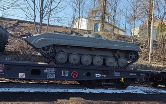 Lần đầu tiên một nước NATO gửi xe tăng, xe bọc thép hỗ trợ Ukraine