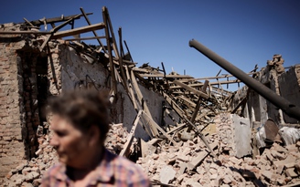Làng quê Ukraine bất ngờ bị pháo kích: 'Nhà tôi có phải mục tiêu chiến lược đâu?'