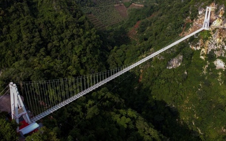 Cầu đáy kính Bạch Long vừa mở cửa đã nhận kỷ lục Guinness dài nhất thế giới