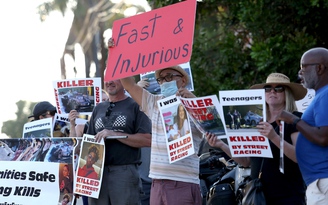 Đường phố biến thành trường đua 'đốt lốp', dân LA giận dữ với phim 'Fast and Furious'