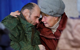 Gia đình Donetsk mừng mừng tủi tủi đón người thân tưởng đã tử trận trở về
