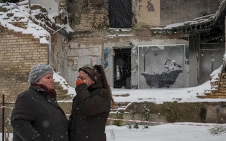 Họa sĩ bí ẩn Banksy giúp Ukraine 'gột rửa' vết nhơ xung đột, vì sao bỗng bức xúc?