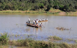 Lật thuyền trên sông Lấp, 2 người chết và 2 người mất tích