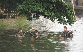 Hơn 3 giờ tìm kiếm cô gái trẻ lội kênh Tẻ rồi tử vong